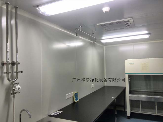 建造和使用潔凈室能有效減少室內(nèi)誘入、產(chǎn)生及滯留粒子。