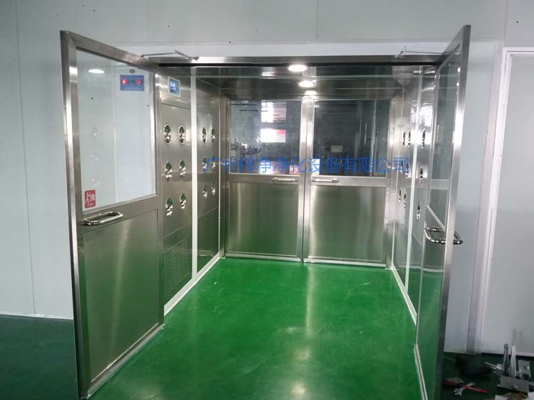 雙開門貨淋室前門打開,后門緊鎖 防止?jié)崈羰遗c非潔凈室空氣對(duì)流。