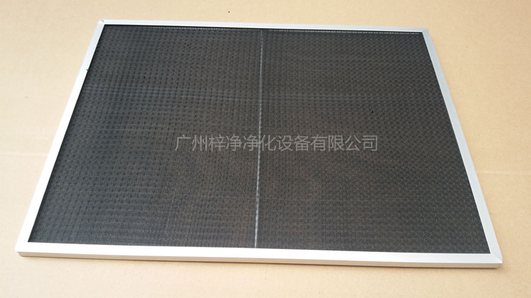 尼龍網(wǎng)初效過濾器骨架采用直徑為6mm的鐵絲焊接處理,目的防止過濾器變形。