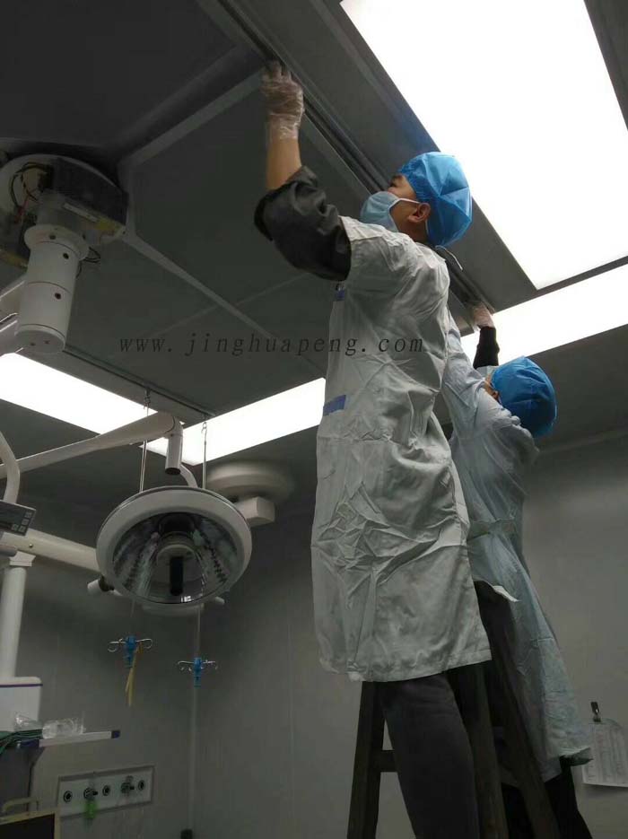 醫(yī)院潔凈手術(shù)室紙隔板高效空氣過濾器安裝完畢，封閉散流板