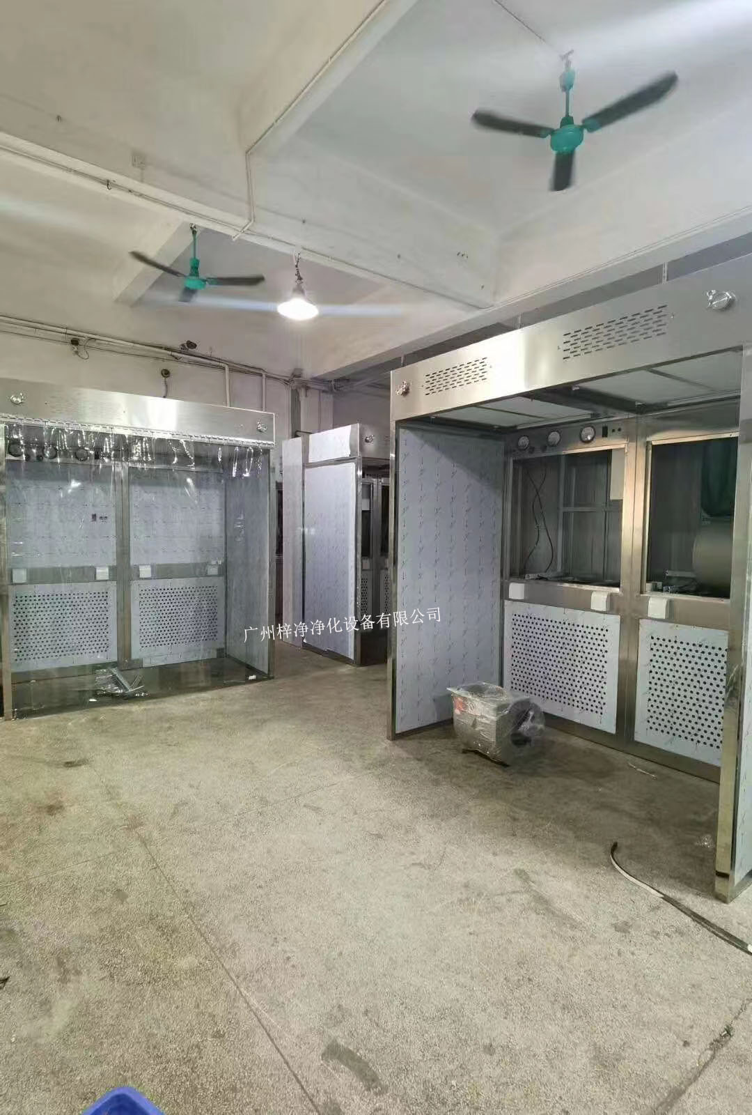 負(fù)壓稱量室設(shè)備由工作區(qū)、回風(fēng)箱體、風(fēng)機(jī)箱體、出風(fēng)箱體及外箱體幾大部分拼裝而成。
