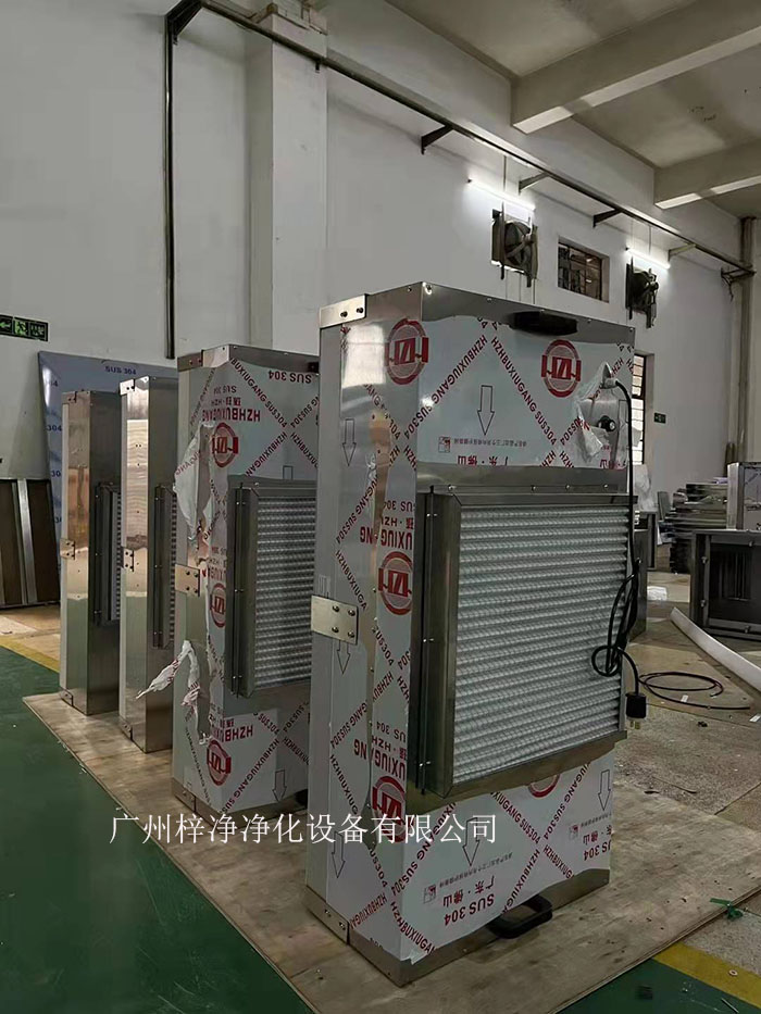 潔凈棚風(fēng)機(jī)從FFU的頂部將空氣吸入，經(jīng)過初效過濾器，高效過濾器的過濾，過濾后的潔凈空氣以0.45m/s±20%的風(fēng)速在整個(gè)出風(fēng)面勻速送出到棚內(nèi)。